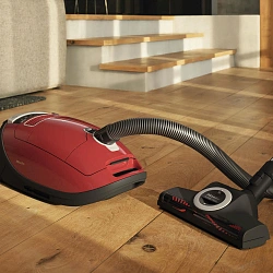 Пылесос Miele Complete C3 Cat & Dog PowerLine 890Вт красный/черный