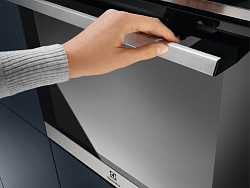 Духовой шкаф Электрический Electrolux EOC8P39WX черный/нержавеющая сталь